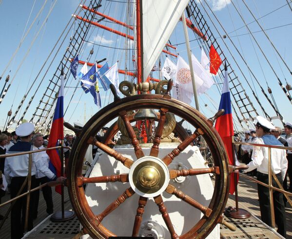 El velero ruso Sedov inicia la vuelta al mundo - Sputnik Mundo