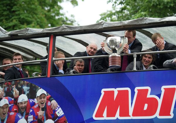 Moscú celebra con “Desfile de los campeones” la victoria de Rusia en el mundial de hockey - Sputnik Mundo