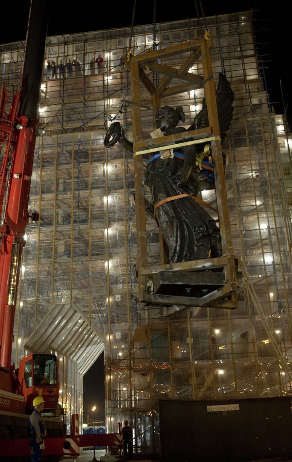 Nike vuelve a situarse encima del Arco de Triunfo de Moscú  - Sputnik Mundo