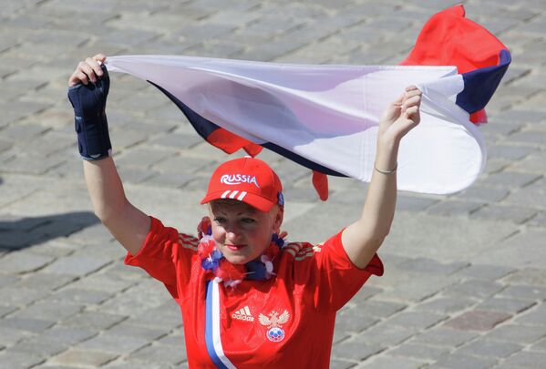 Hinchas rusos durante el partido Rusia vs República Checa en Euro 2012 - Sputnik Mundo