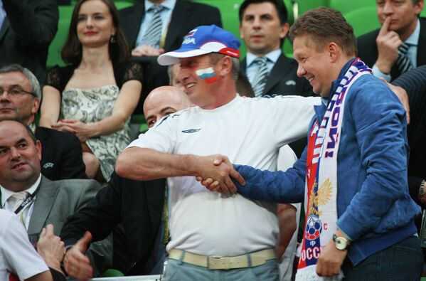 Hinchas rusos durante el partido Rusia vs República Checa en Euro 2012 - Sputnik Mundo