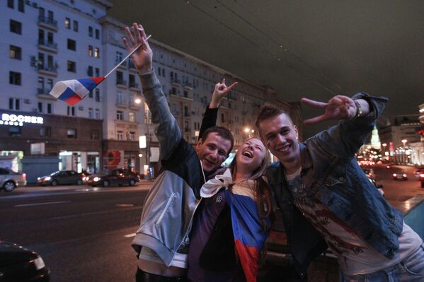 Hinchas rusos durante el partido Rusia vs República Checa en Euro 2012 - Sputnik Mundo