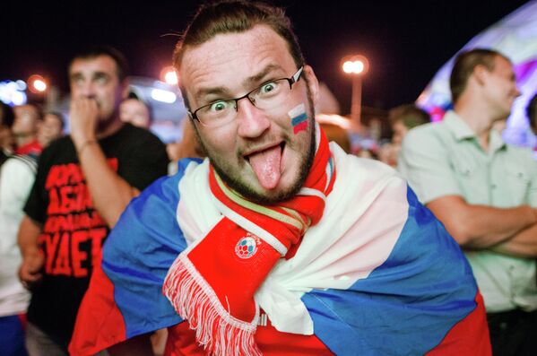 Hinchas rusos durante el partido Rusia vs República Checa en Euro 2012 - Sputnik Mundo