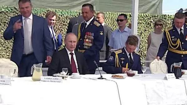 El presidente Putin visita base aérea en el sur de Rusia - Sputnik Mundo
