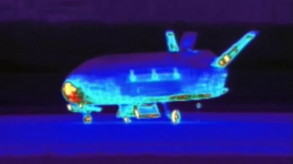 Avión espacial no tripulado de Estados Unidos aterriza tras misión secreta - Sputnik Mundo