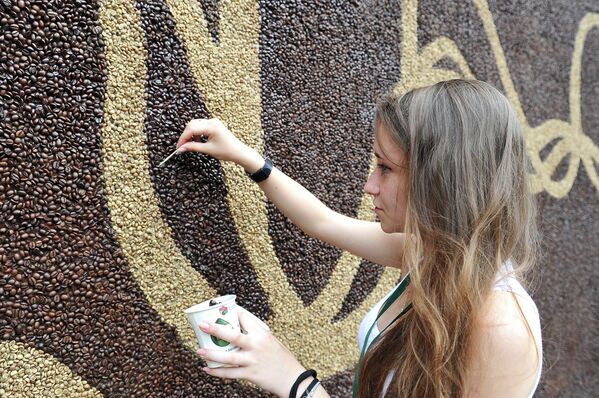 Parque Gorki de Moscú exhibe el mayor mural del mundo hecho con granos de café - Sputnik Mundo