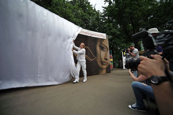 Parque Gorki de Moscú exhibe el mayor mural del mundo hecho con granos de café - Sputnik Mundo