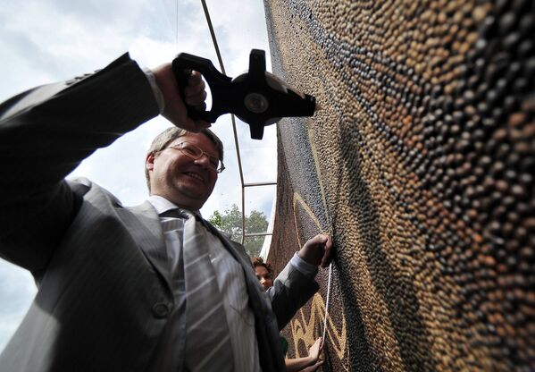 Parque Gorki de Moscú exhibe el mayor mural del mundo hecho con granos de café - Sputnik Mundo