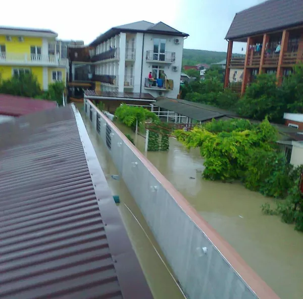 Al menos 46 muertos y miles de damnificados por lluvias torrenciales e inundaciones en el sur de Rusia - Sputnik Mundo