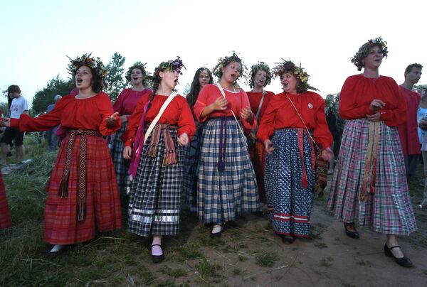 Celebraciones del Día de Iván Kupala a orillas del lago Ilmen en el norte de Rusia - Sputnik Mundo