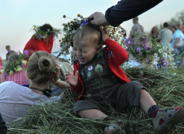 Celebraciones del Día de Iván Kupala a orillas del lago Ilmen en el norte de Rusia - Sputnik Mundo