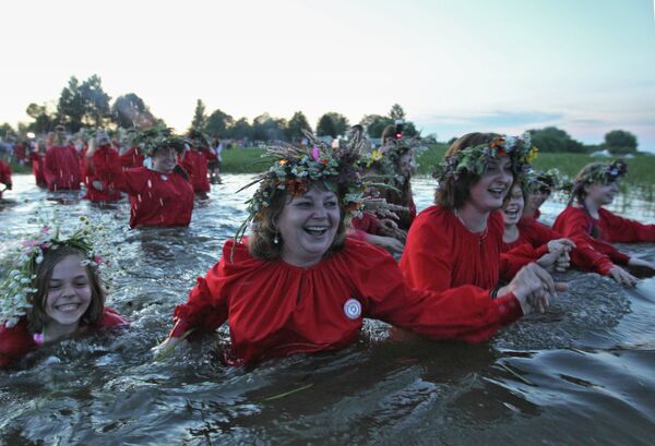 Celebraciones del Día de Iván Kupala a orillas del lago Ilmen en el norte de Rusia - Sputnik Mundo