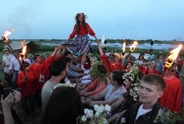 Celebraciones del Día de Iván Kupala a orillas del lago Ilmen en el norte de Rusia - Sputnik Mundo