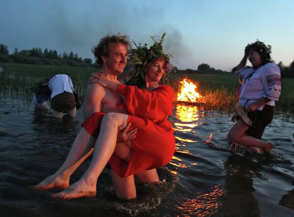 Celebraciones del Día de Iván Kupala a orillas del lago Ilmen en el norte de Rusia - Sputnik Mundo