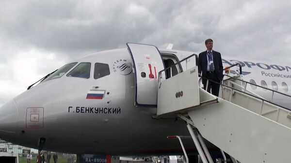 El avión Sukhoi SuperJet 100 presente en el Salón Aeronáutico Farnborough 2012 - Sputnik Mundo