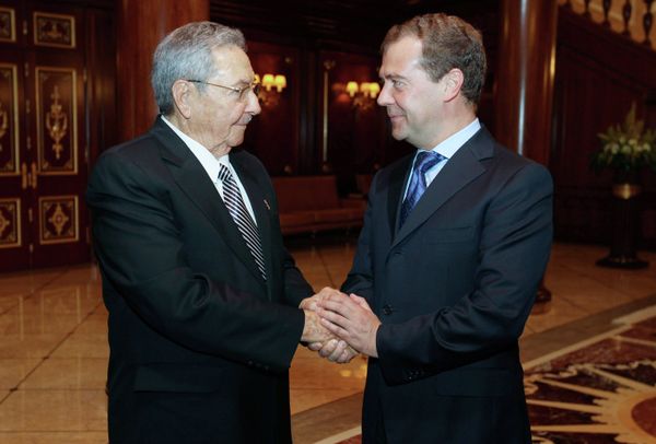 Dmitri Medvédev y Raúl Castro en Moscú Dmitri Medvédev y Raúl Castro en Moscú - Sputnik Mundo