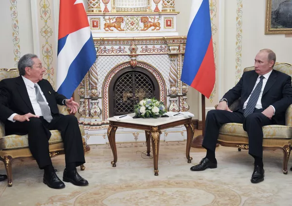 Vladímir Putin se reúne con Raúl Castro en las afueras de Moscú - Sputnik Mundo