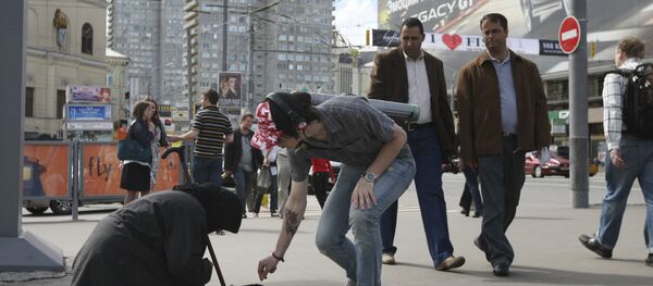 Anciana pide limosna en la calle Arbat en Moscú - Sputnik Mundo