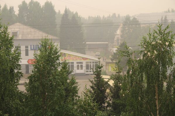 Humo de incendios forestales cubre ciudades de Siberia - Sputnik Mundo