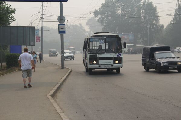 Humo de incendios forestales cubre ciudades de Siberia - Sputnik Mundo