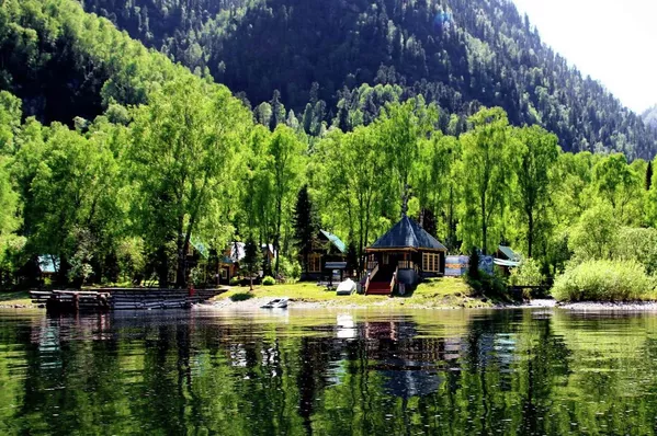 El lago Telétskoye es la perla de los montes rusos de Altái - Sputnik Mundo