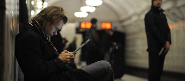 Un joven conectado en el metro en Moscú - Sputnik Mundo