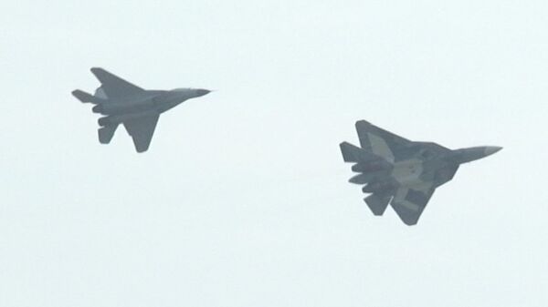 Caza T-50 PAK FA de quinta generación vuela junto a MiG-29 - Sputnik Mundo