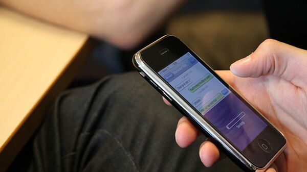 Un iPhone está mandando un mensaje de texto - Sputnik Mundo