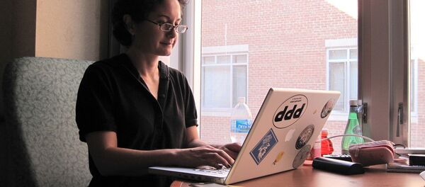 Las mujeres más que los hombres desnudan sus cuerpos en el mundo virtual - Sputnik Mundo