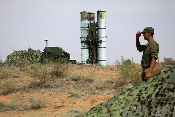 Ejercicios de sistemas antiaéreos S-400 en provincia de Astracán - Sputnik Mundo