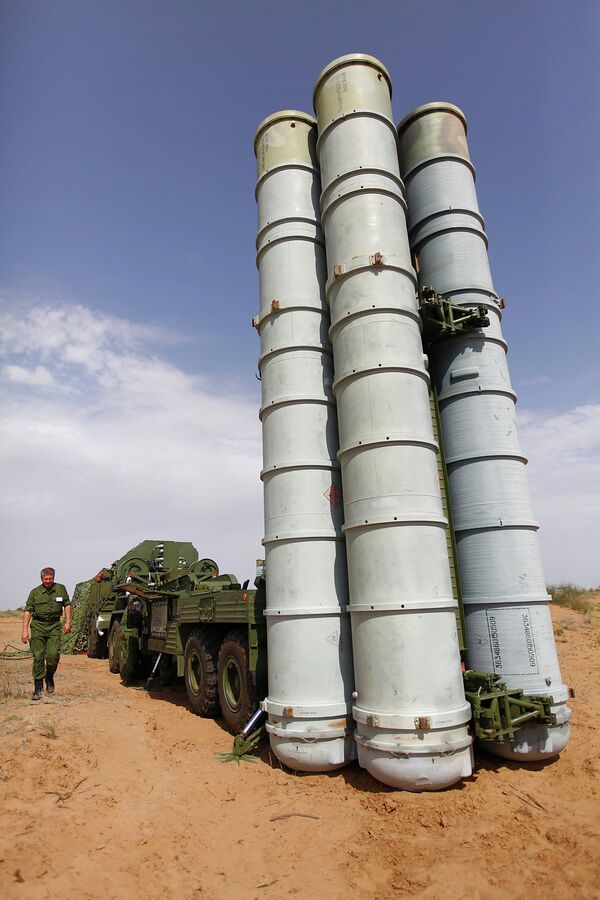 Ejercicios de sistemas antiaéreos S-400 en provincia de Astracán - Sputnik Mundo