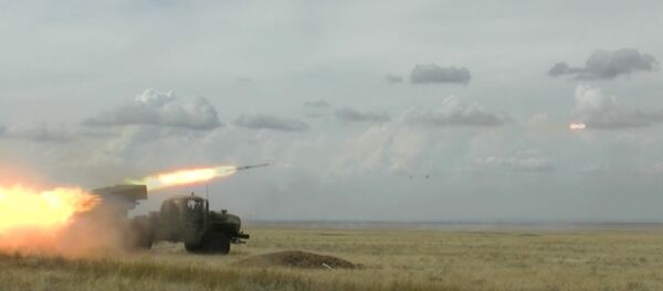 Militares rusos prueban lanzacohetes múltiples “Tornado-G” - Sputnik Mundo