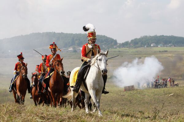 Cañonazos y combates en homenaje a la Batalla de Borodinó de 1812 contra Napoleón - Sputnik Mundo