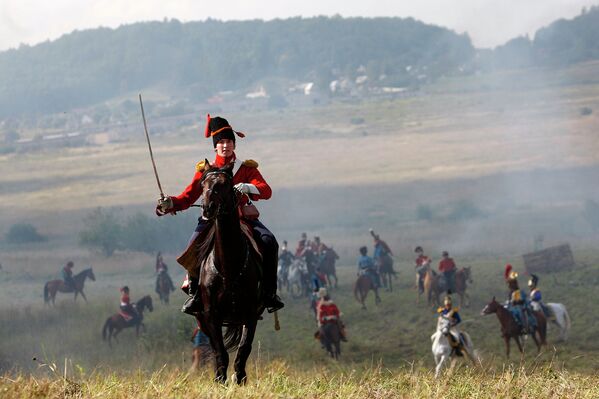 Cañonazos y combates en homenaje a la Batalla de Borodinó de 1812 contra Napoleón - Sputnik Mundo