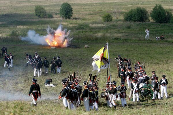 Cañonazos y combates en homenaje a la Batalla de Borodinó de 1812 contra Napoleón - Sputnik Mundo