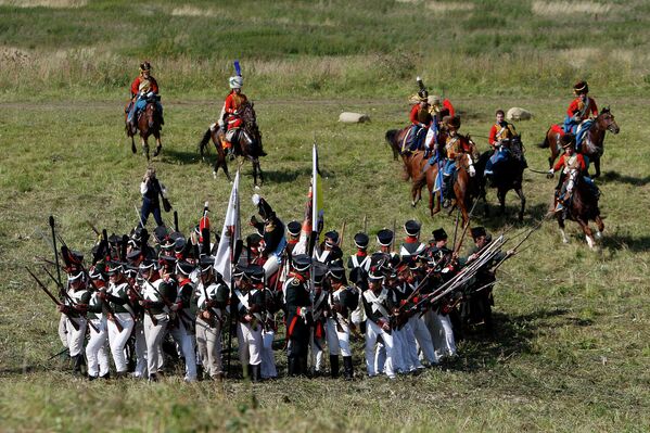 Cañonazos y combates en homenaje a la Batalla de Borodinó de 1812 contra Napoleón - Sputnik Mundo