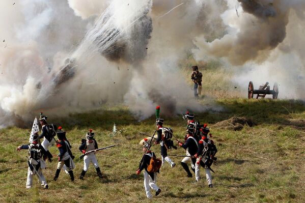 Cañonazos y combates en homenaje a la Batalla de Borodinó de 1812 contra Napoleón - Sputnik Mundo