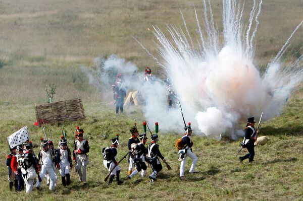 Cañonazos y combates en homenaje a la Batalla de Borodinó de 1812 contra Napoleón - Sputnik Mundo