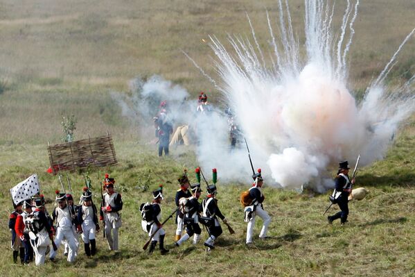 Cañonazos y combates en homenaje a la Batalla de Borodinó de 1812 contra Napoleón - Sputnik Mundo