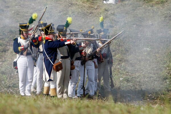 Cañonazos y combates en homenaje a la Batalla de Borodinó de 1812 contra Napoleón - Sputnik Mundo