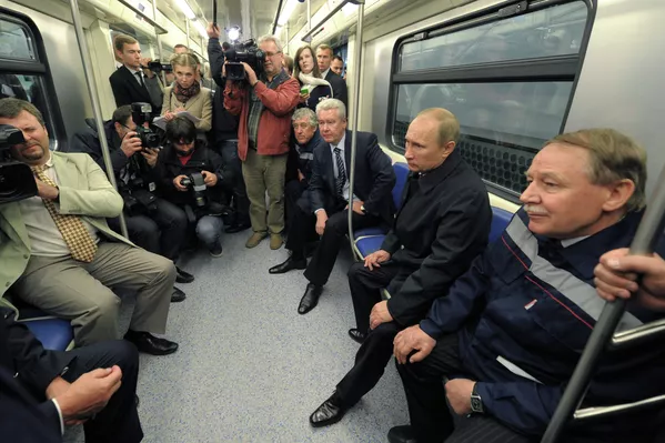 Putin estrena la nueva estación del metro de Moscú Putin estrena la nueva estación del metro de Moscú - Sputnik Mundo