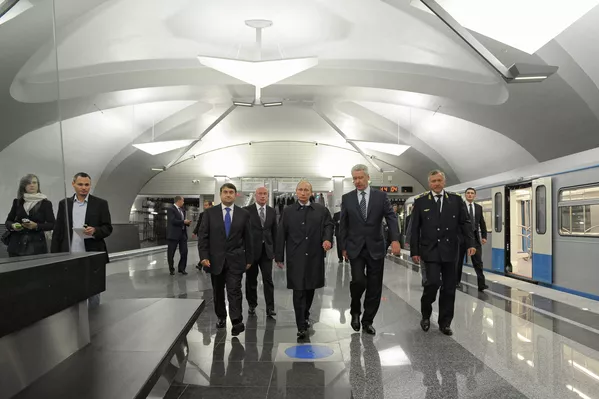 Putin estrena la nueva estación del metro de Moscú Putin estrena la nueva estación del metro de Moscú - Sputnik Mundo