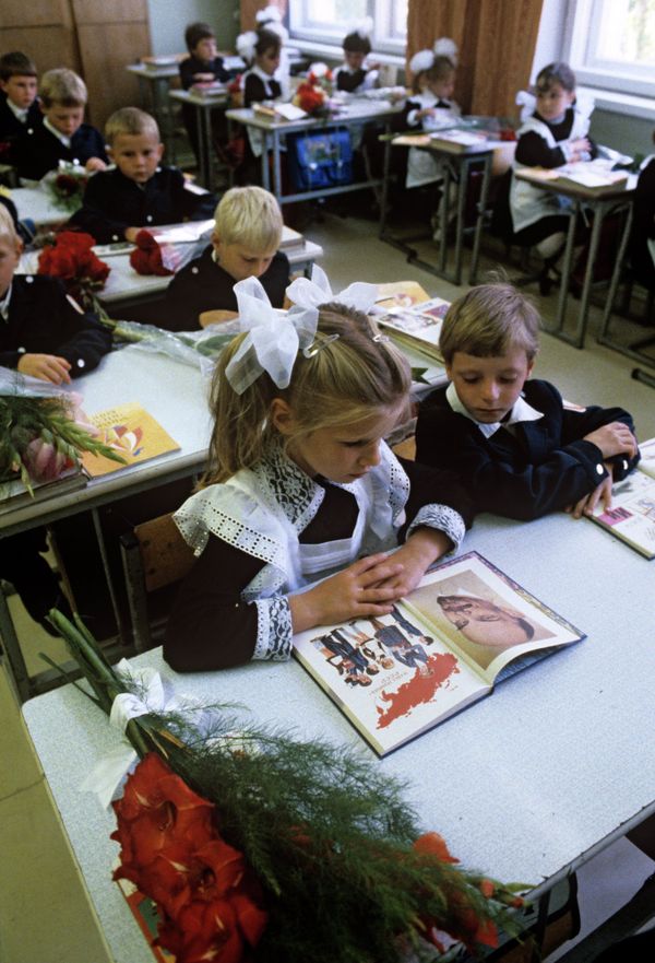 El primer día del año escolar en Rusia a través de las décadas - Sputnik Mundo
