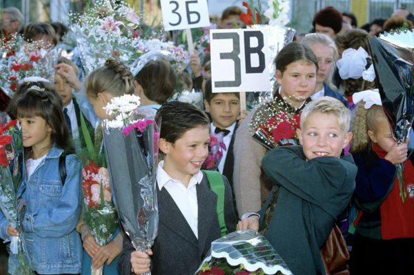 El primer día del año escolar en Rusia a través de las décadas - Sputnik Mundo
