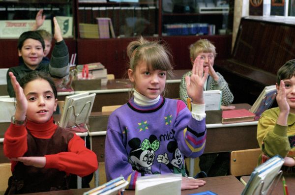 El primer día del año escolar en Rusia a través de las décadas - Sputnik Mundo