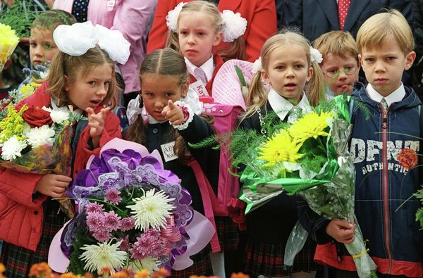 El primer día del año escolar en Rusia a través de las décadas - Sputnik Mundo