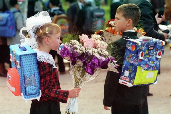 El primer día del año escolar en Rusia a través de las décadas - Sputnik Mundo