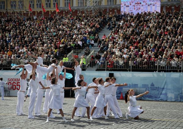 Moscovitas celebran el día de Moscú en la Plaza Roja - Sputnik Mundo