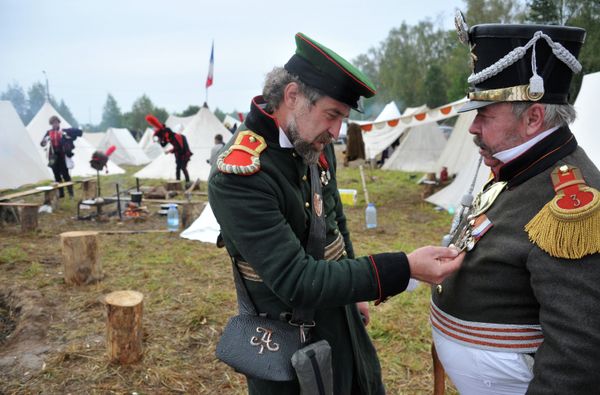 Entusiastas reconstruyen la Batalla de Borodinó de 1812 contra Napoleón  - Sputnik Mundo