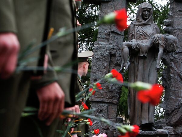 Osetia del Norte rinde homenaje a las víctimas del atentado en Beslán - Sputnik Mundo